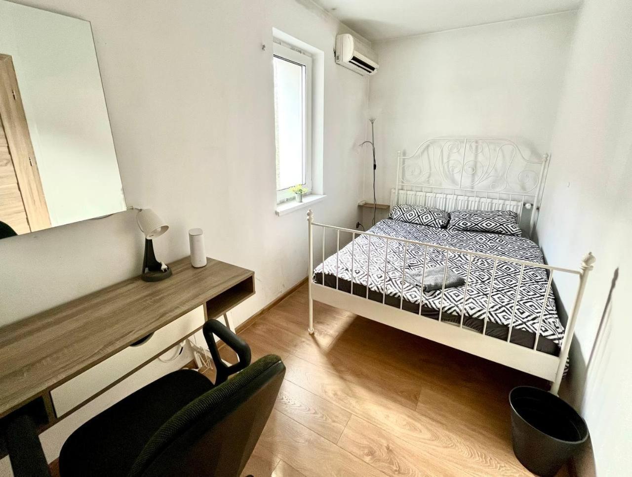 Comfy, Nice And Small Room In คราคูฟ ภายนอก รูปภาพ